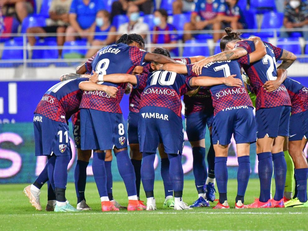 Los jugadores de la SD Huesca, reunidos en corro.