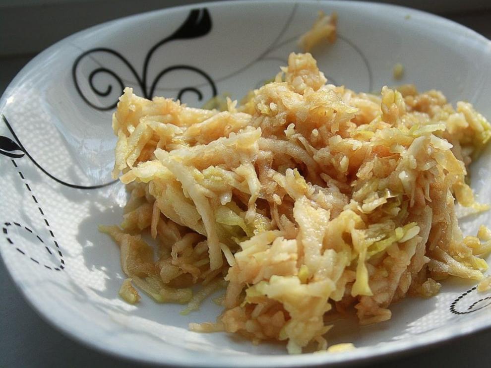 Plato de manzana rallada.