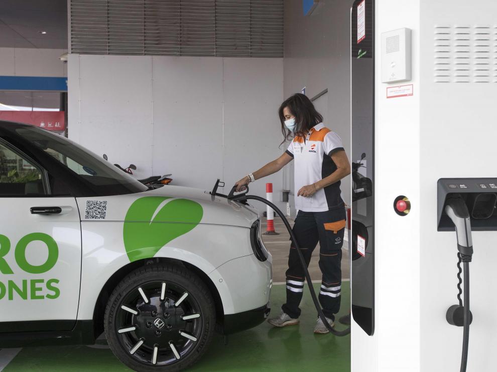 Punto de recarga de coches eléctricos en la estación Los Ibones Zoilo Ríos, en Zaragoza.
