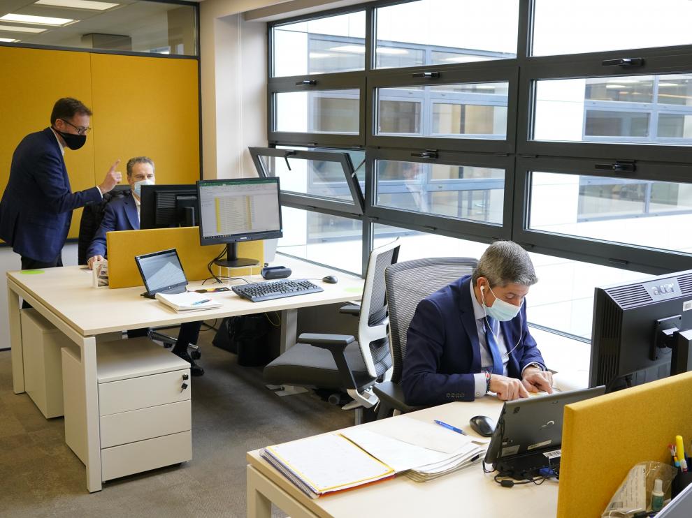 Trabajadores en un oficina de Caixa Bank de la Gran Vía de Bilbao