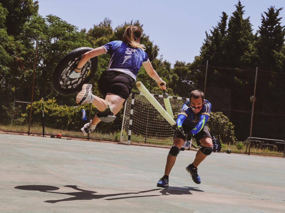 Unas 30 personas juegan a jugger en Zaragoza y participan en competiciones nacionales
