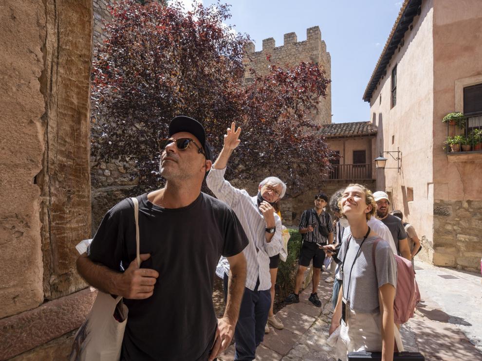 Antonio Jiménez, de la Fundación Santa María, haciendo una visita de Albarracín a los participantes.