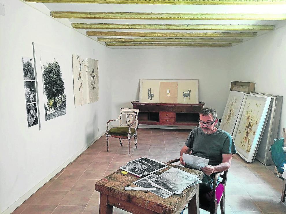 El estudio de la primera planta: Calero, que trabaja la escultura, la fotografía, el dibujo y las instalaciones, prepara más exposiciones.