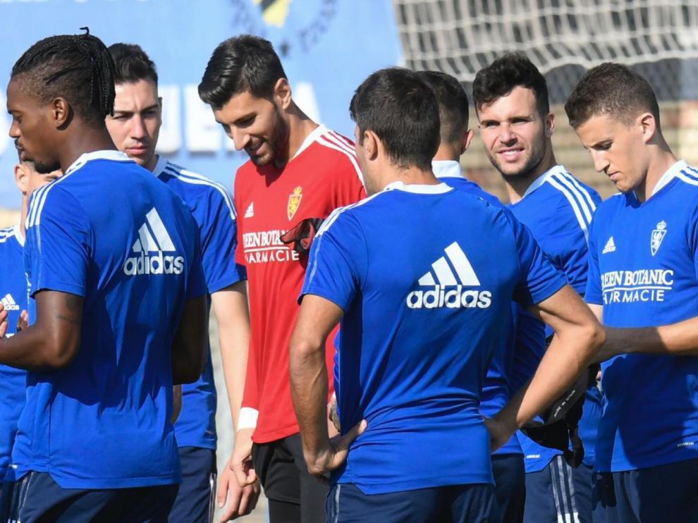 Varios jugadores del Real Zaragoza en un entrenamiento de esta semana pasada. Mirando a cámara, segundo por la derecha, Álvaro Giménez.