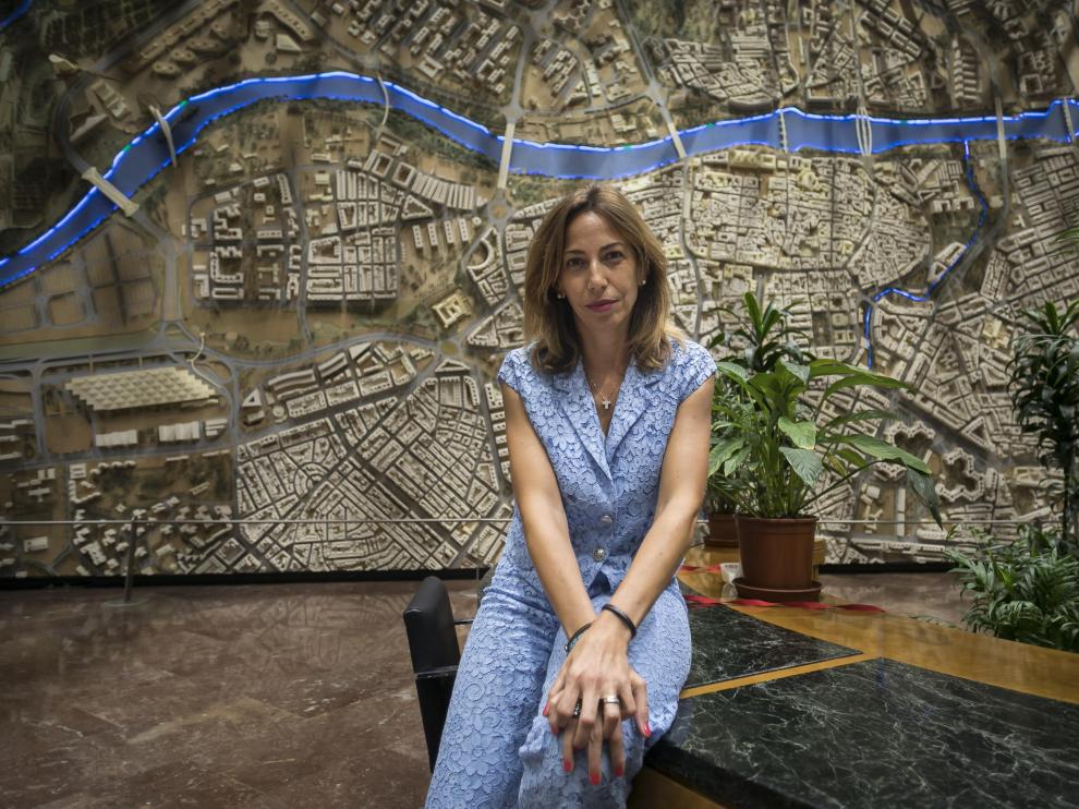 La edil de Movilidad y Servicios Públicos, Natalia Chueca, en el vestíbulo del Ayuntamiento de Zaragoza