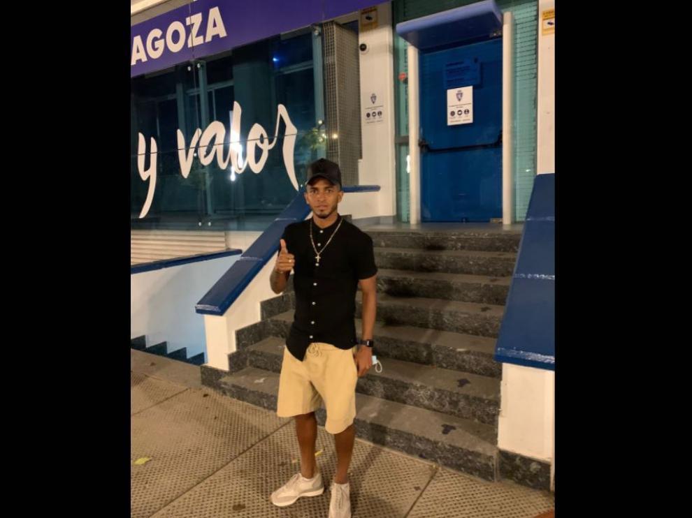 César Yanis, en la noche del sábado, en la puerta de las oficinas del Real Zaragoza en la plaza de La Romareda.