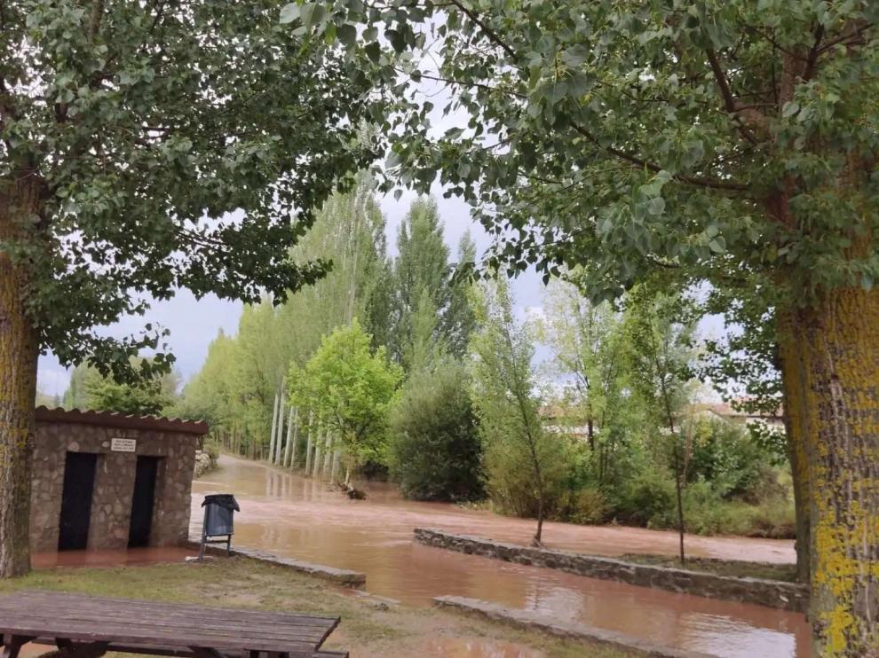 El nivel del agua subió este lunes en el río Mijares a su paso por Cedrillas.