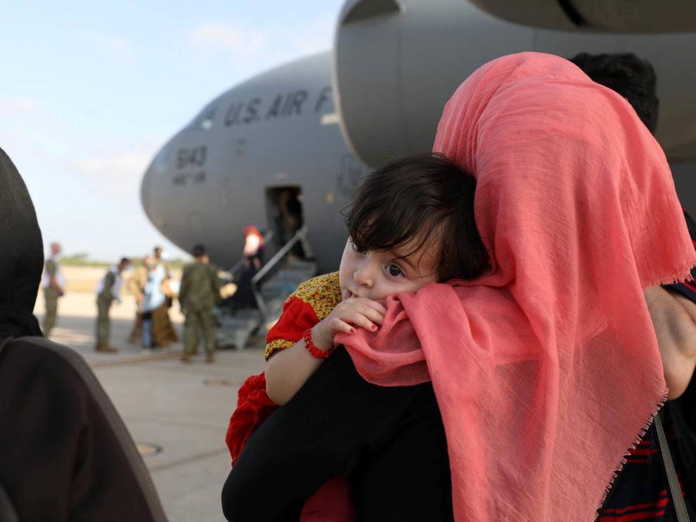 Afganos evacuados llegan a la base de Rota.