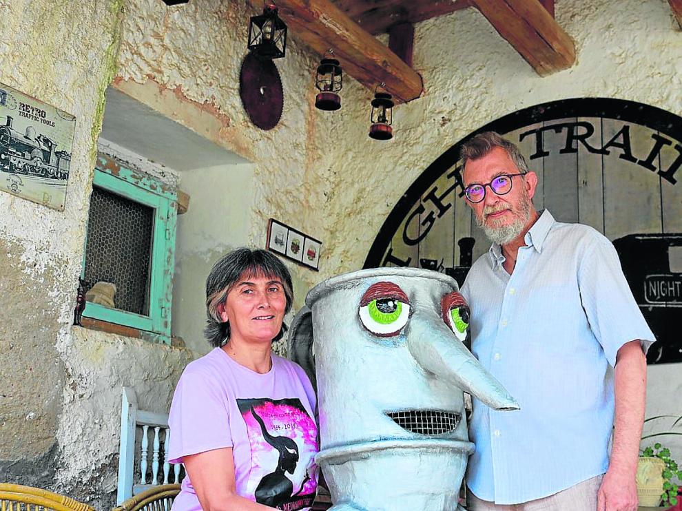 Araceli Gil y Domingo Castillo con su personaje Oleíco.