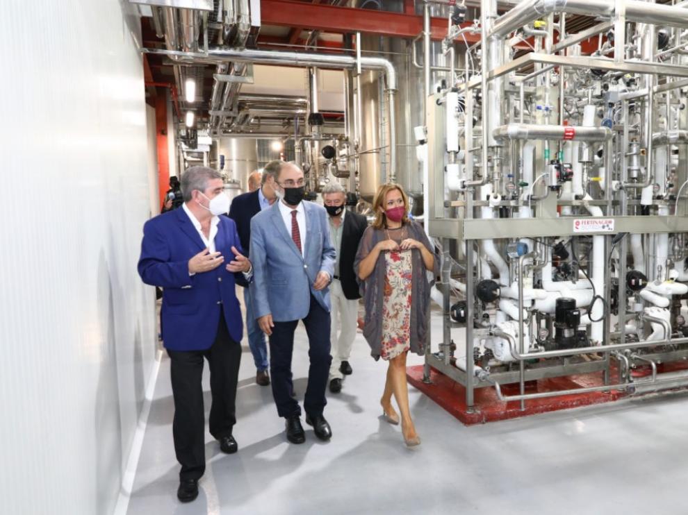El presidente aragonés, Javier Lambán, y la consejera Mayte Pérez, en su visita a la fábrica de Utrillas Fertinagro Biotech