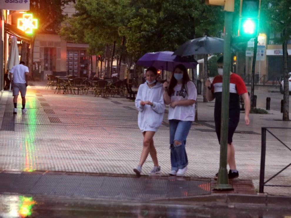 La ciudad de Huesca no se ha librado este lunes de las tormentas, aunque no han causado problemas graves.