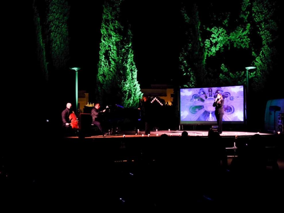 'Noche en negro' en el cementerio de Zuera.