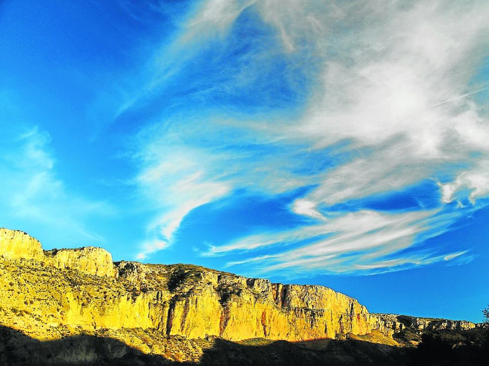 Las impresionantes paredes de Mezalocha ante el azul del cielo.