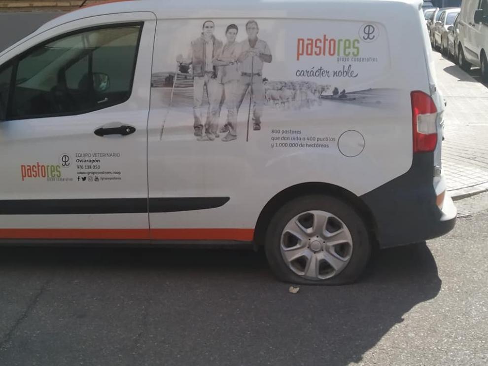 Uno de los vehículos que apareció con las ruedas rajadas en el barrio Jesús de Zaragoza.