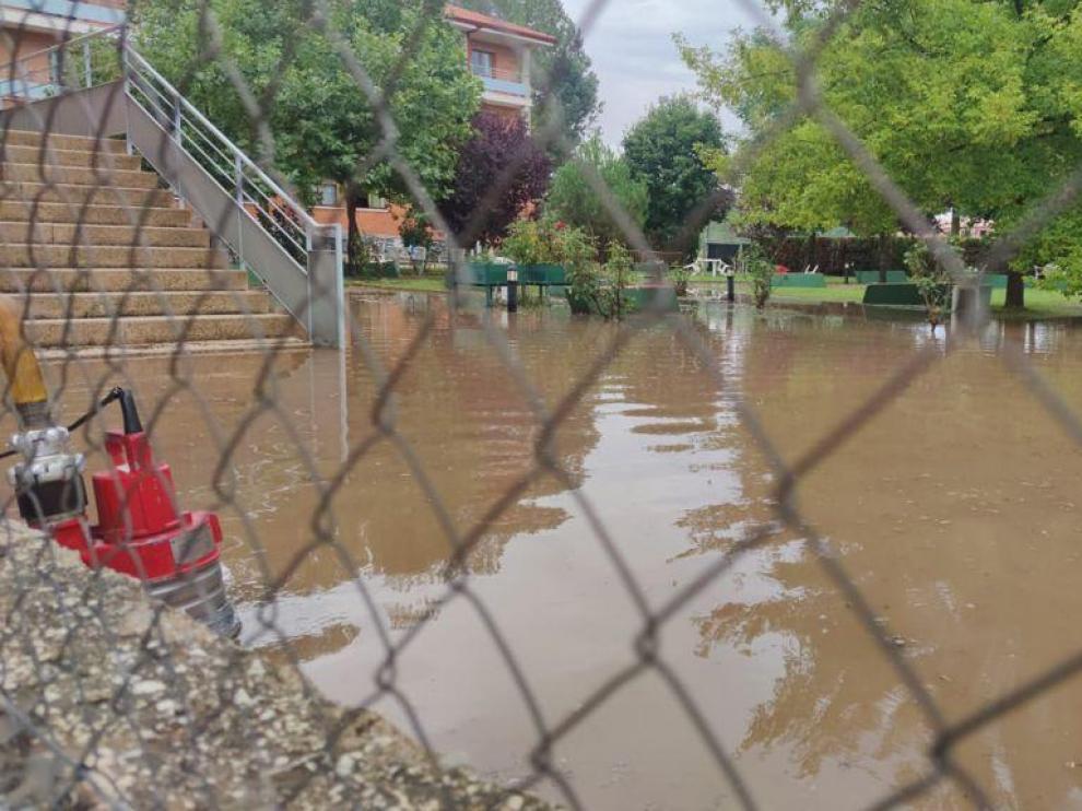 Así ha quedado el jardín de la residencia de mayores de Cedrillas tras la tormenta de este lunes.