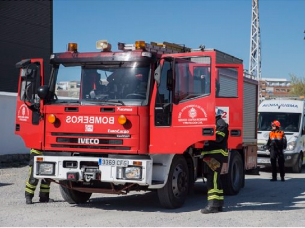 Efectivos de bomberos y sanitarios de Granada en una imagen de archivo.