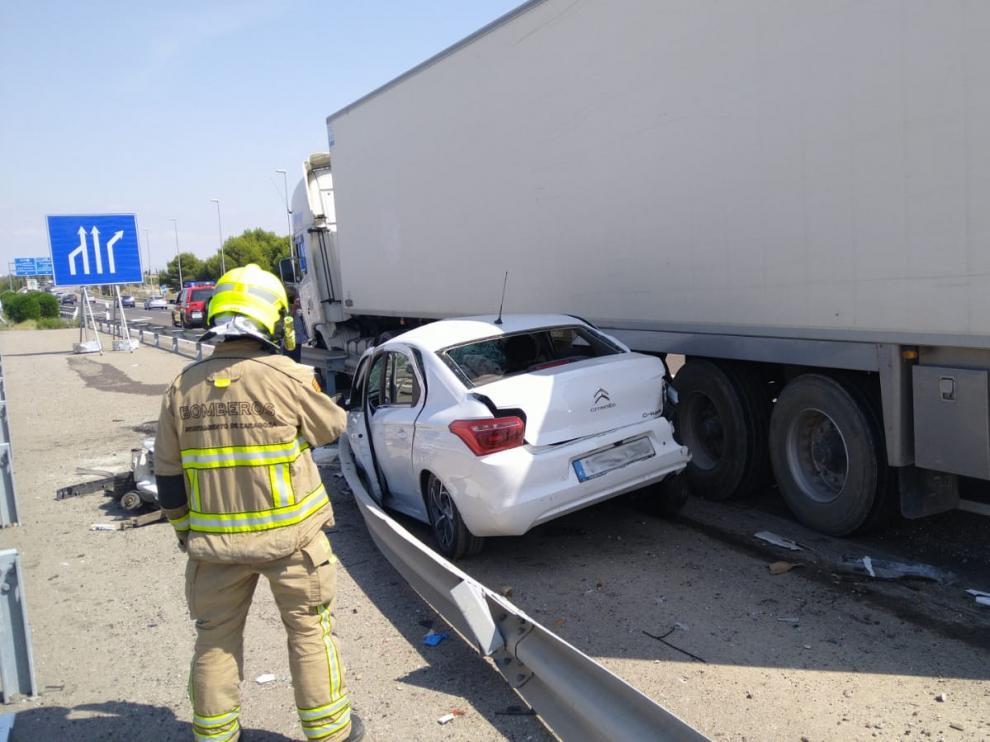 La pareja que viajaba en el vehículo ha sido trasladada al hospital y el carril derecho ha quedado inutilizado debido al accidente lo que ha provocado algunas retenciones en el tráfico.