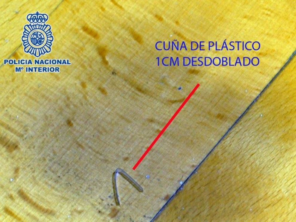 Marca dejada por los ladrones en uno de los pisos que luego robaron en Huesca.