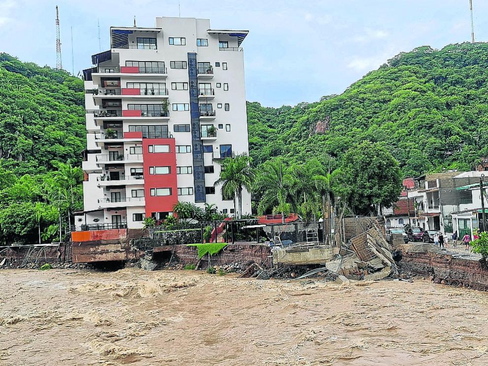 Varios edificios ubicados junto al río Cuale se vinieron abajo, entre ellos el hotel CoWork.