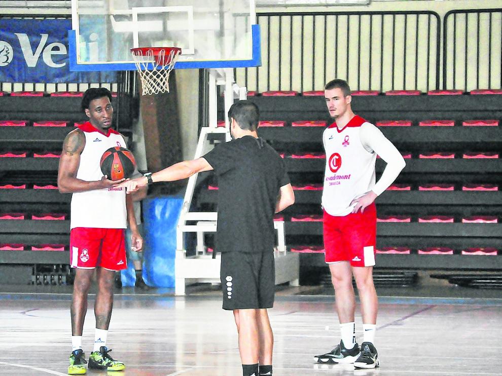 Los jugadores Okoye y Radoncic, en el entrenamiento del Casademont en Benasque.