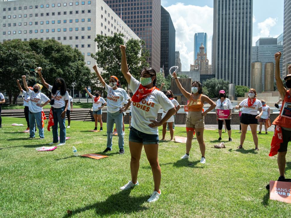 Activistas protestan en ciudades de Texas contra ley que restringe el aborto
