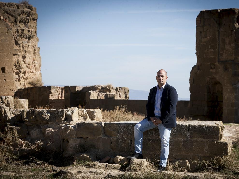 Javier Belenguer, ex-alcalde de Quicena, en el Castillo de Montearagón.