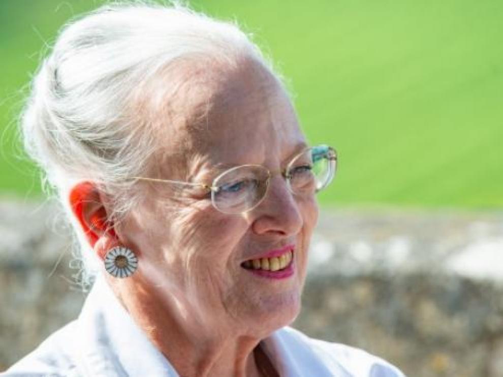 La reina Margarita II de Dinamarca atiende a los medios en el palacio Chateau de Cayx (Francia).