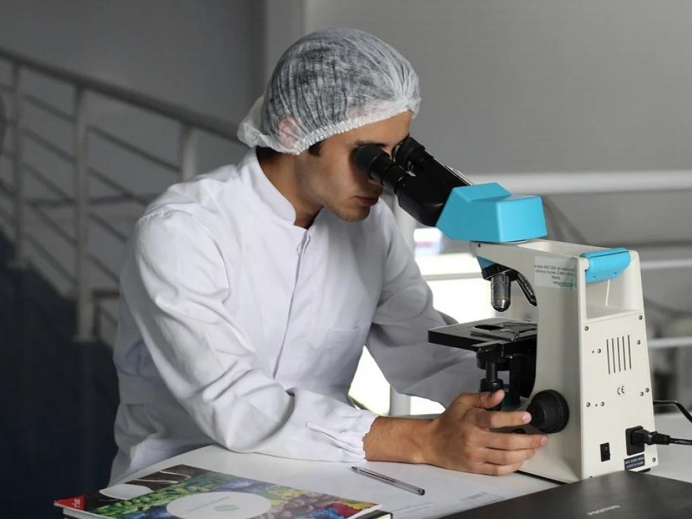 Un científico en un laboratorio.