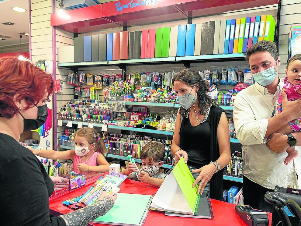 Beatriz y Carlos, junto a sus hijos Candela, Rubén e Ixeia, hacen las últimas compras.