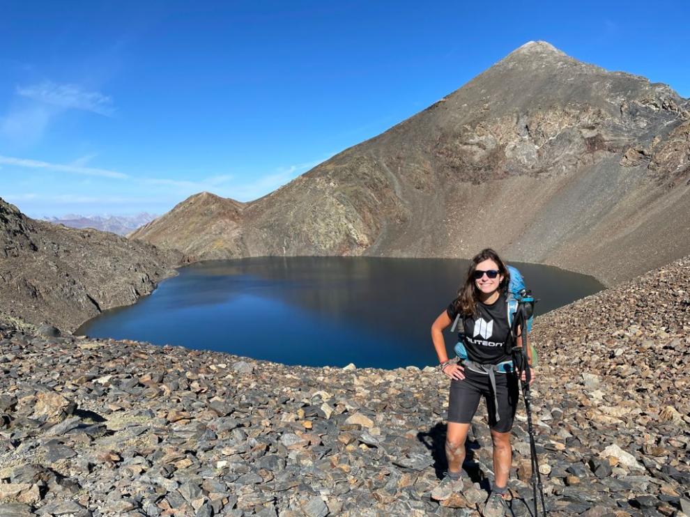 Sara Vielba, en el ibón de Tebarray (Panticosa), incluido en la ruta de la Transpirenaica que está haciendo para recaudar fondos para paliar la pandemia en Nepal.