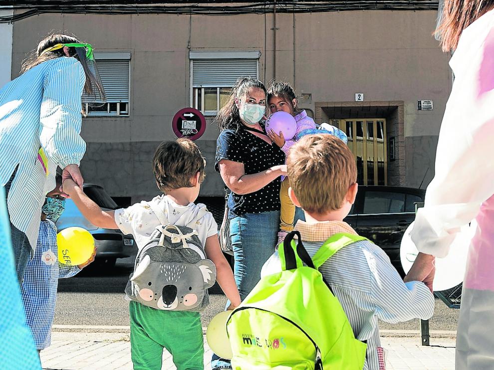 Varios niños, el año pasado durante la primera jornada del curso escolar en un colegio de Zaragoza.