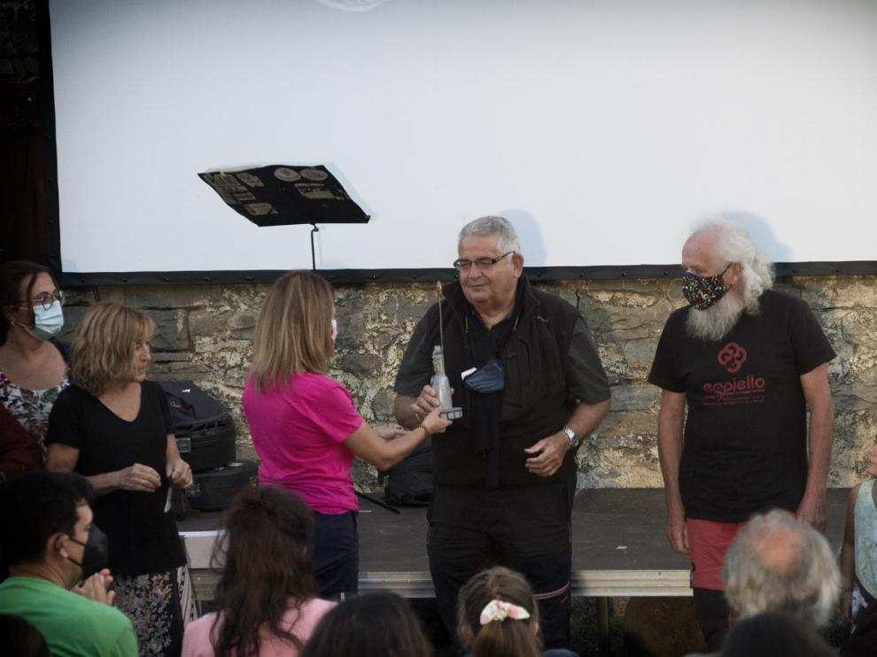 Entrega del Premio Ascaso al portavoz de la Comisión Permanente de Espiello, Antonio Revilla.