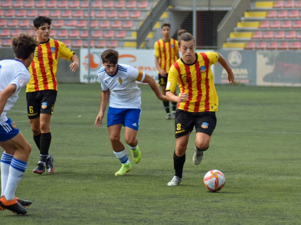 Dos jugadores zaragocistas presionan a un jugador del Sant Andreu.
