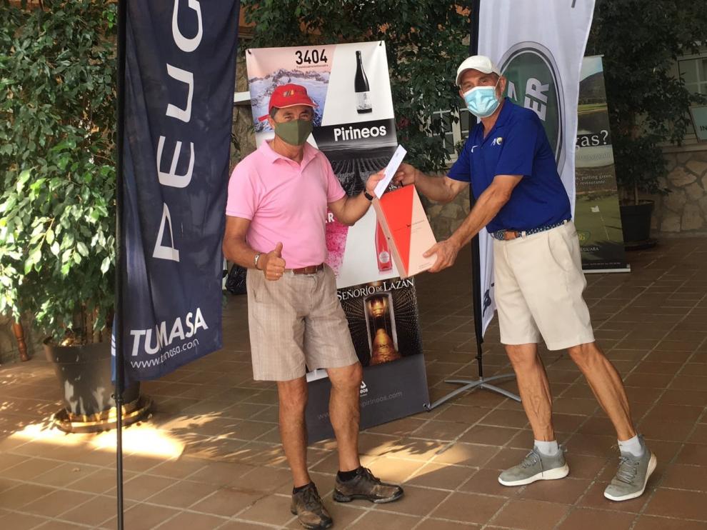 Enrique Algarate recoge su trofeo en Golf Guara.