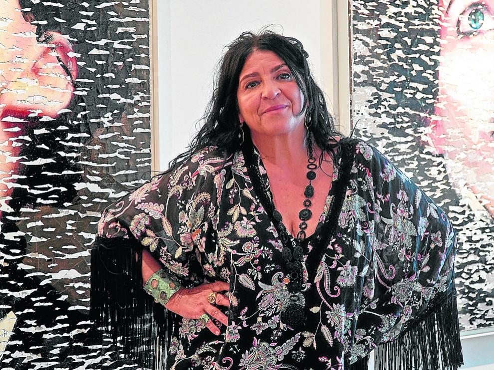 La pintora, escultora y fotógrafa Lita Cabellut, ante sus obras.