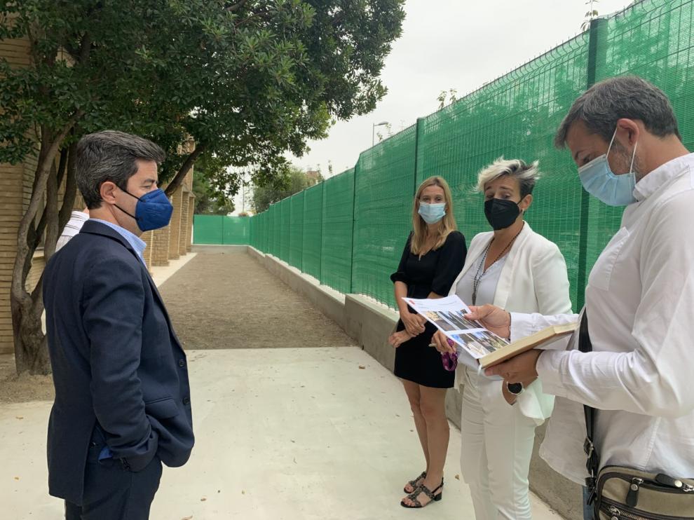 El alcalde de Huesca, Luis Felipe, visitando ayer uno de los patios reformados del colegio Pío XII.