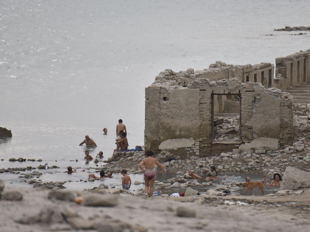 El descenso del nivel del embalse de Yesa permite bañarse estos días en las antiguas termas romanas de Tiermas.