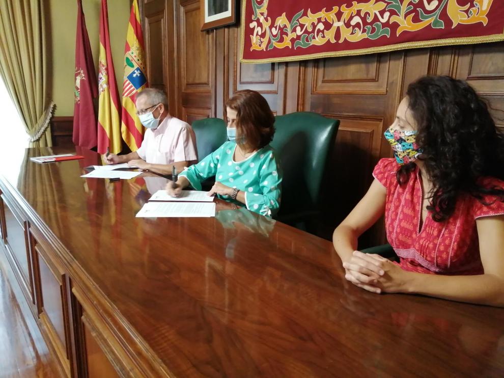 Juan Marco, director de Cáritas; la alcaldesa de Teruel, Emma Buj; y la concejala de Servicios Sociales, Nuria Tregón, en la firma del convenio este martes.