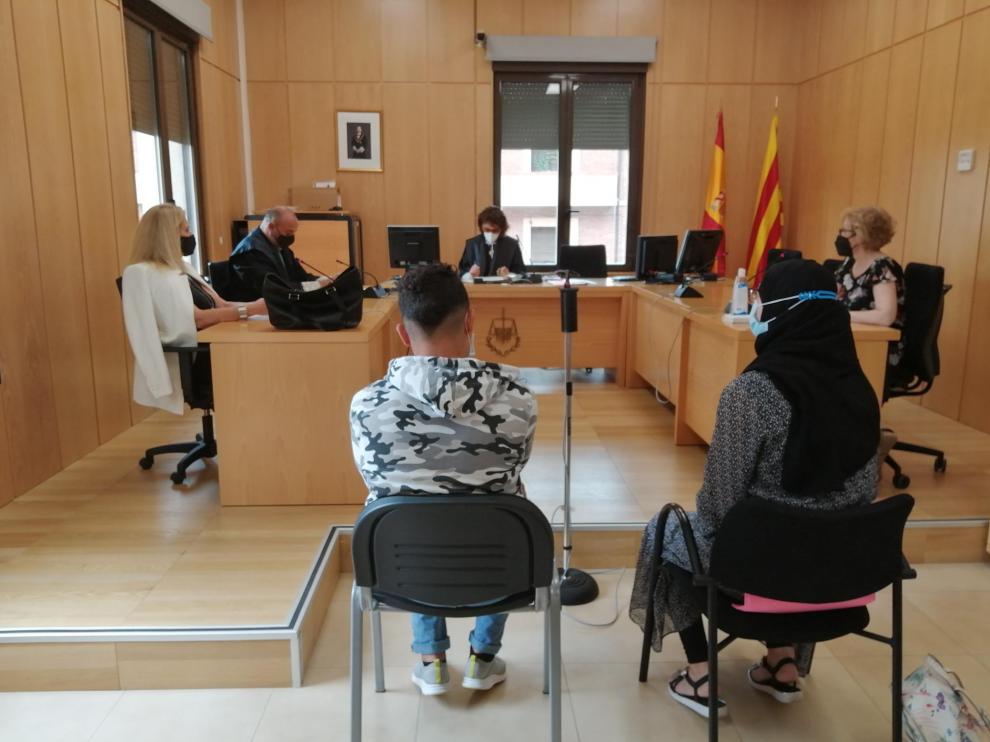El acusado (de espaldas), al inicio de la vista oral este martes, junto con la intérprete de lengua árabe.