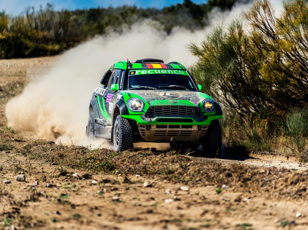 Los conquenses Luis Recuenco y Sergio Peinado con su Mini en Zuera