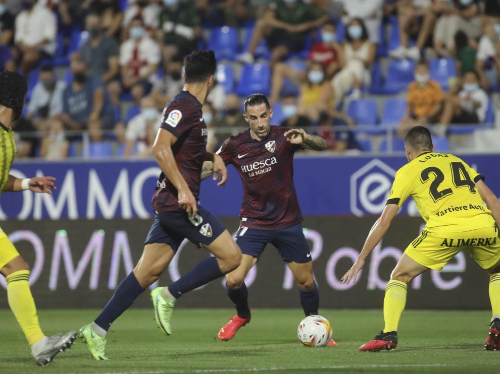 Mateu, durante la derrota del Huesca con el Oviedo.