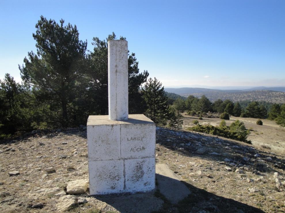 Monumento en la cima de la Cruz de los Tres Reinos que indica en lugar de reunión de los reyes.