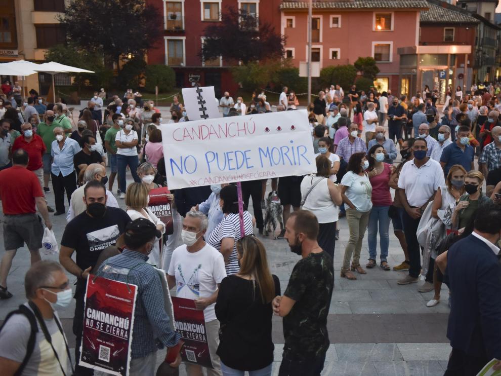 Vecinos y empresarios del Valle del Aragón se han concentrado en Jaca para exigir la apertura de la estación de esquí de Candanchú la próxima temporada