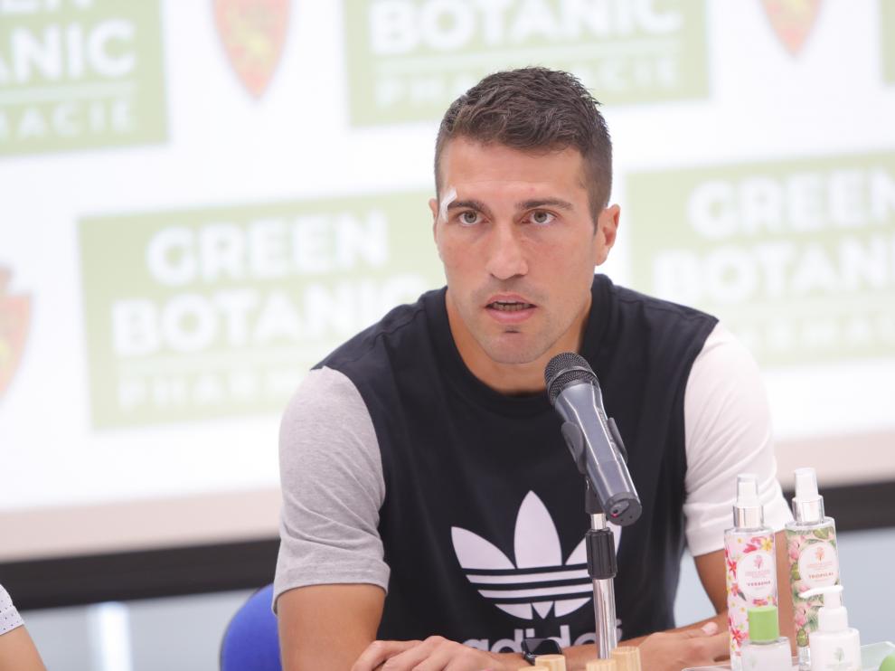 Zapater, durante la rueda de prensa en la sede de Saphir.