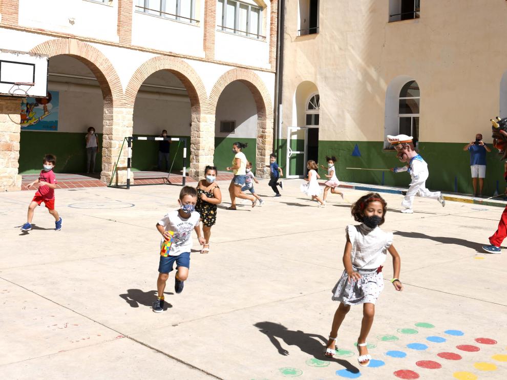 Los cabezudos visitaron este miércoles el patio de recreo de los colegios alcañizanos.