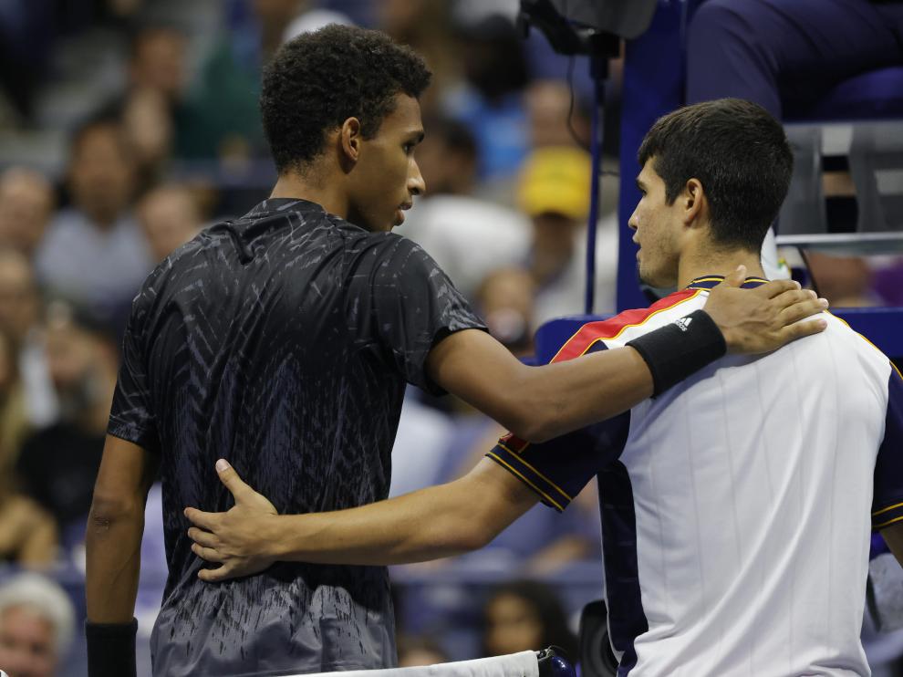 SAuger-Alliassime y Alcaraz se abrazan tras el abandono del español.