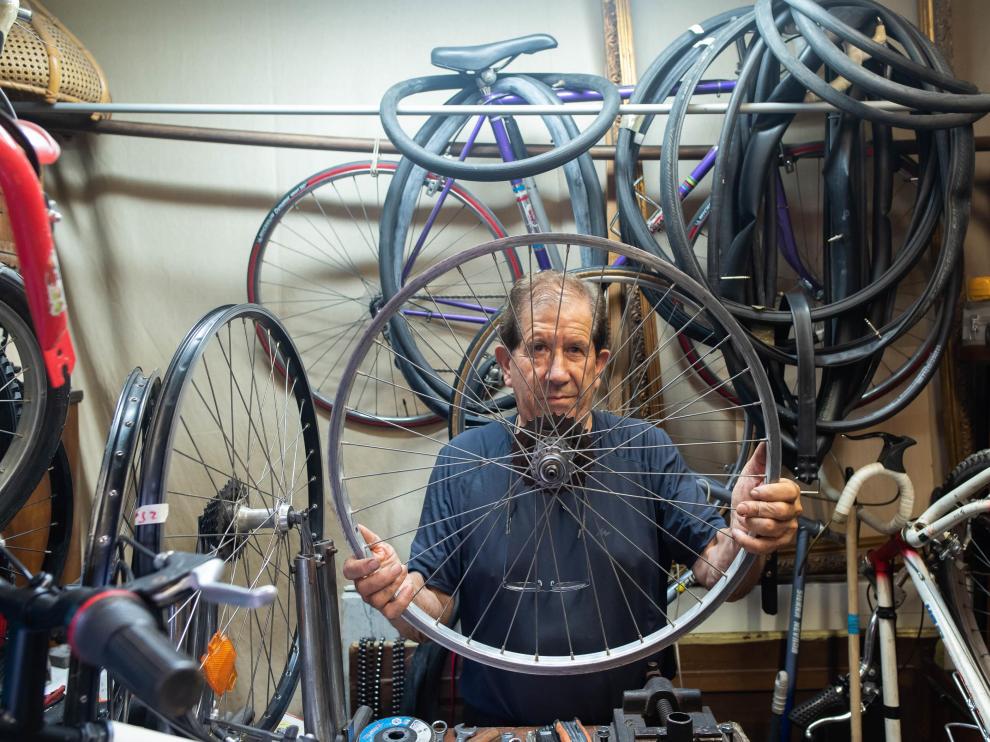 El Ángel de la bicicleta, en su taller del Gancho de Zaragoza.
