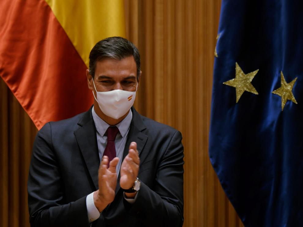 Pedro Sánchez aplaude durante la reunión interparlamentaria del grupo parlamentario socialista en el Congreso, este miércoles en Madrid.