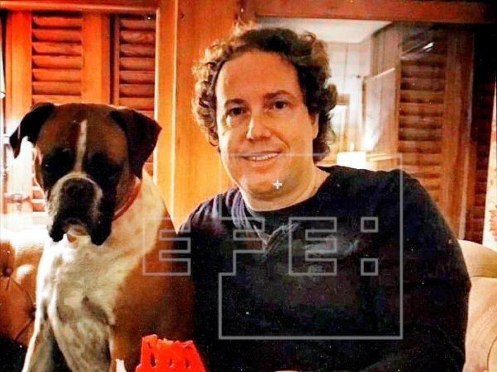 Jorge junto a su boxer Dallas, en una imagen cedida por la familia.
