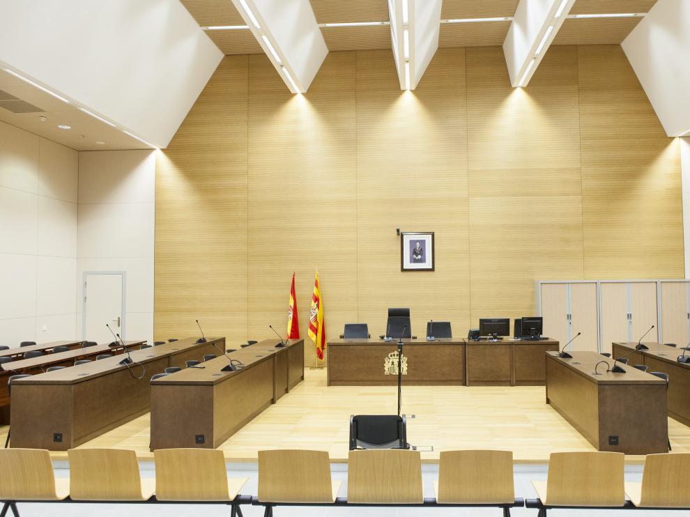Los acusados y los abogados entraron en la Sala 3 del edificio de Fueros de Aragón de la Ciudad de la Justicia.